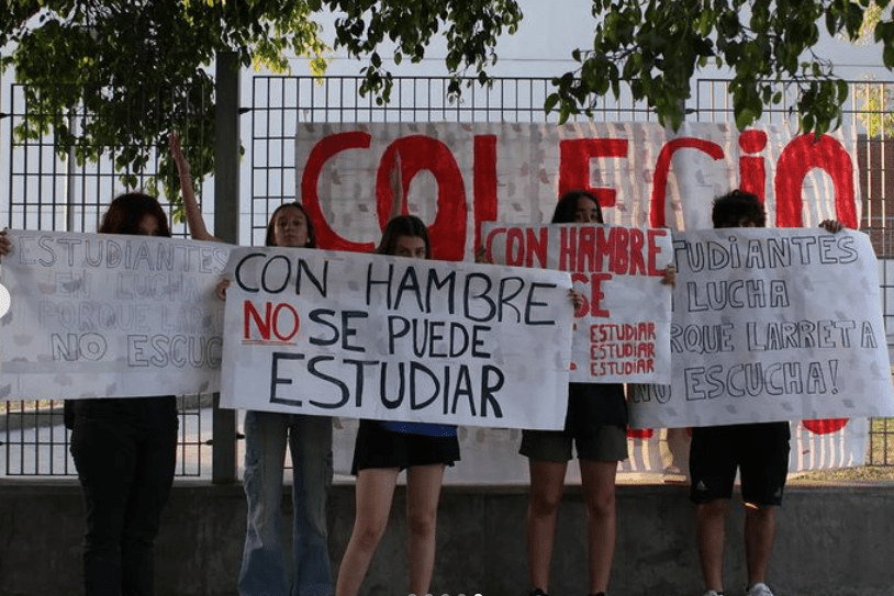 Estudiantes del Juan Pedro Esnaola reclamando